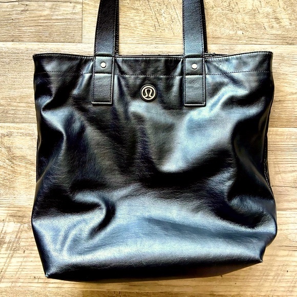 lululemon athletica Handbags - Lululemon Tote Bag Reversible Mantra Large Dream Big Black Floral Reversible
